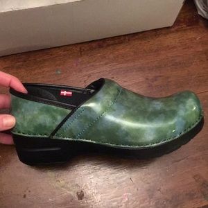 Sanita size 39 green clogs new in box